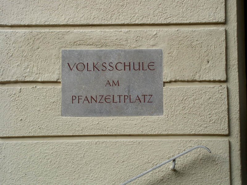 Pfanzeltplatz, Volksschule